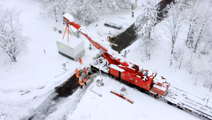 Installation of technology modules in adverse weather conditions (Copyright: DB InfraGO AG, Digitale Schiene Deutschland)