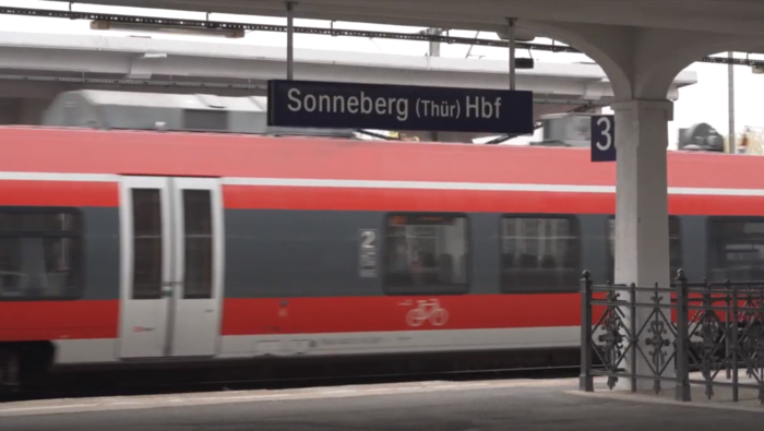 Train arriving at Sonneberg (Thür) main station (Copyright: DB InfraGO AG)