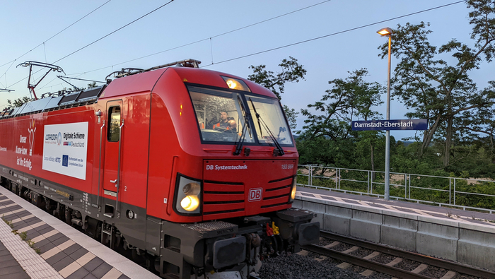 Lok am Abend am Bahnhof Darmstadt-Eberstadt (Quelle: DB Netz AG/Marc Hansen)