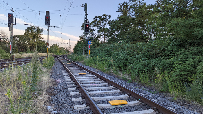 Abbildung 2: Gleis mit Signal und Balisen als wesentliche Komponente von ETCS Level 2 (Quelle: DB Netz AG/Marc Hansen)