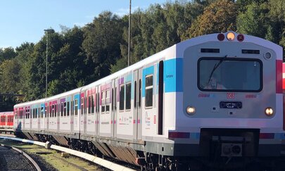 Sensors4Rail Trainlab White Train with colors of the Digitale Schiene Deutschland: pink, purple, blue and darker blue.