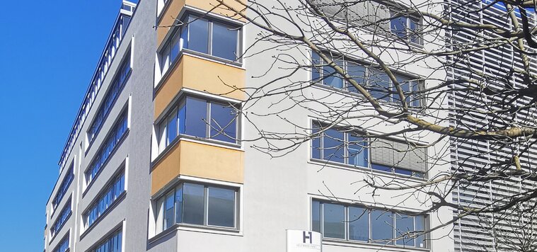 Simulierte Ansicht eines Bahnhofs im Untergrund. Ein ICE steht an einem Bahnsteig. In der Decke gibt es ein großes Fenster. Im Vordergrund des Bildes sind sechs Hashtags in den Farben: Pink, Rot, Magenta, Violett, Hellblau, Blau