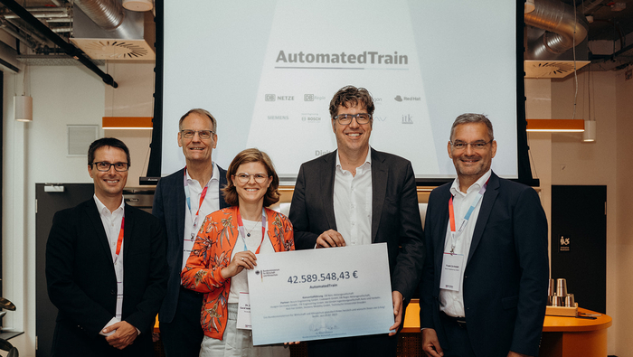 Förderbescheidübergabe am 5. Juli 2023 in Berlin: v.l.n.r.: Andre Rodenbeck (CEO Rail Infrastructure von Siemens Mobility), Dr. Volker Hentschel (Leiter Konzernprogramm Digitale Schiene Deutschland), Dr. Daniela Gerd tom Markotten (DB-Vorständin für Digitalisierung und Technik), Michael Kellner (Parlamentarischer Staatssekretär beim Bundesminister für Wirtschaft und Klimaschutz) und Dr. Ing. Frank Schmidt (Geschäftsführer Bosch Engineering GmbH)
